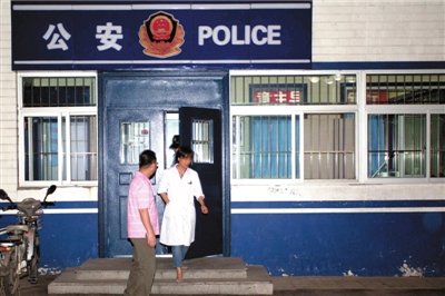 昨夜，一名醫(yī)護(hù)人員從醫(yī)院內(nèi)的警務(wù)工作站走出。本報(bào)實(shí)習(xí)記者趙恩澤攝