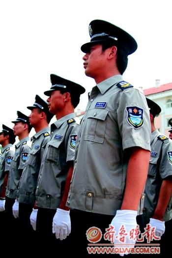 啟動儀式上穿著2011式保安員服裝的保安。記者張震攝